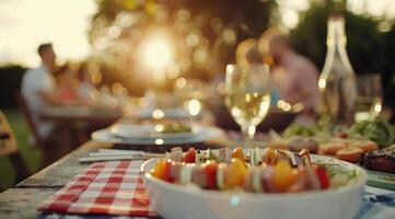 A la parrilla brochetas a un verano reunión foto