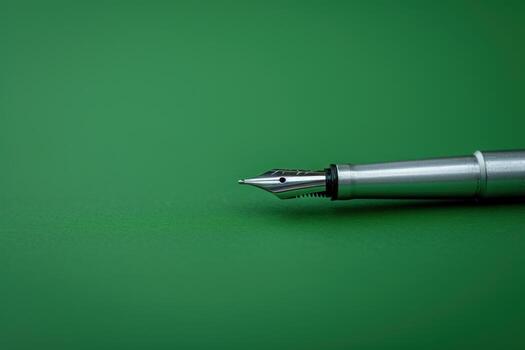 un externo bolígrafo en un verde superficie, foto