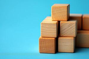 un apilar de de madera juguetes, incluso bloques, foto