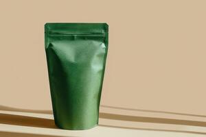 this bag has a lid with a handle, photo