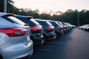 there are many cars that are parked on this parking lot, photo