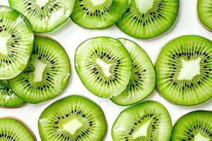 cut pieces of kiwi fruit on a table, photo