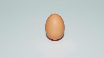 an egg sitting on top of an egg whitestone, photo