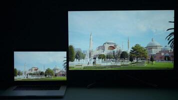 dispositivo qualidade comparação. Ação. em computador portátil e computador monitor. comparação do qualidade em monitores video