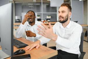 dos valores intercambiar comerciantes consiguiendo lucro en comercio moneda existencias. exitoso valores intercambiar demostración financiero beneficio datos en monitor pantalla a más alto punto de neón ligero a lugar de trabajo. vendible foto