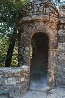 antiguo Roca torreta con abovedado techo en boscoso sintra, Portugal foto