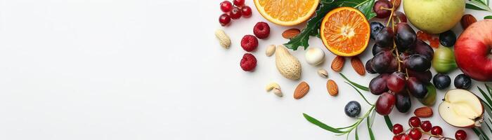 un minimalista, clave alta preparar con un surtido de Fresco frutas y nueces, conjunto en contra un crujiente, blanco fondo, ancho vacío espacio en el Derecha para promocional texto. foto