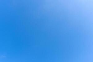 hermosa azul cielo sin nubes en el Mañana o noche usado como natural antecedentes textura en decorativo Arte trabajo foto
