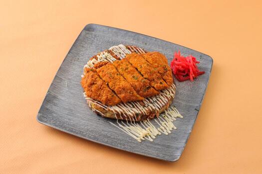 Cerdo picar chuleta okonomiyaki servido en plato aislado en antecedentes lado ver de japonés comida foto