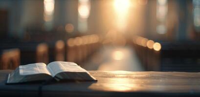 abierto libro en Iglesia a puesta de sol foto