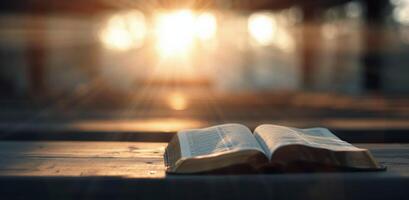 abierto libro en Iglesia a puesta de sol foto