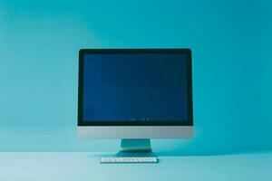 Desktop computer mockup with blank screen on  background photo