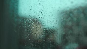 fenêtre avec condensat ou vapeur après lourd pluie, grand texture ou Contexte. bois table Haut sur pluie gouttes sur clair fenêtre video
