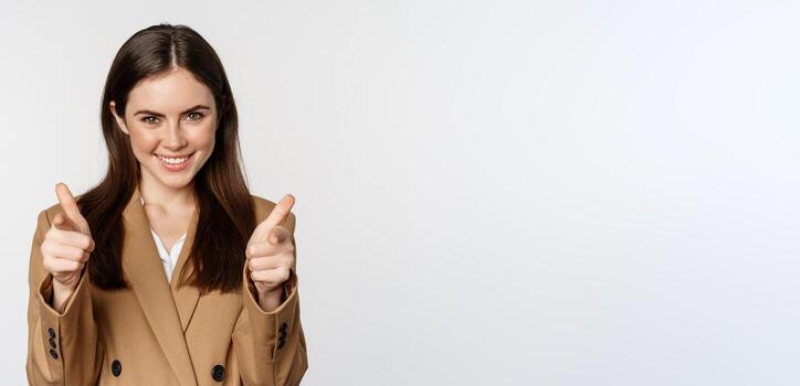 entusiasta mujer de negocios, corporativo mujer demostración pulgares arriba y sonriente, felicitando, recomendando compañía, en pie terminado blanco antecedentes foto
