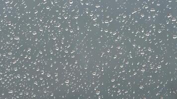 gotas de lluvia que cae en el vaso de un ventana un lloviendo día video