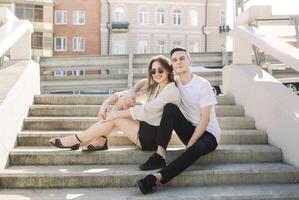 joven Pareja descansando en pasos en ciudad foto