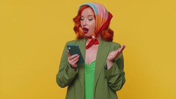 rödhårig flicka använder sig av mobil telefon skriver posta på webb SMS meddelande bläddring missbruk av social nät video