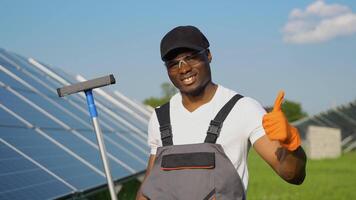 retrato do africano americano trabalhador com com escova perto solar painéis video