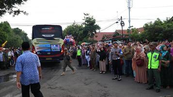 Pilgrims say goodbye to their families to leave for the pilgrimage photo