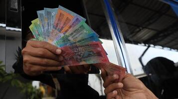 Residents queue to exchange new rupiah banknotes at Bank Indonesia services photo