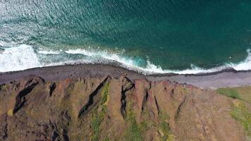falésias e oceano. ocidental parte do Madeira, Portugal em ensolarado dia. aéreo Alto ângulo zangão tomada. comovente lateralmente video