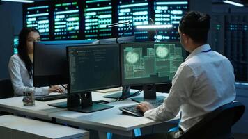 equipe do técnicos dentro servidor cubo alertado de hacker passagem firewall e roubando sensível dados. colegas de trabalho em pânico depois de vendo segurança violação notificação em pc dentro dados Centro área de trabalho, Câmera uma video