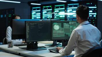 engenheiro dentro servidor cubo assustado de hacker passagem companhia firewall e roubando sensível do utilizador dados. receoso homem pânico depois de vendo segurança violação notificação em computador dentro dados Centro, Câmera uma video