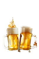 twee bier mokken gerinkel met spatten proost, geïsoleerd Aan transparant achtergrond png