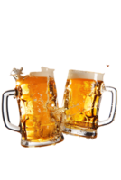 twee bier mokken gerinkel met spatten proost, geïsoleerd Aan transparant achtergrond png