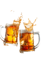 twee bier mokken gerinkel met spatten proost, geïsoleerd Aan transparant achtergrond png