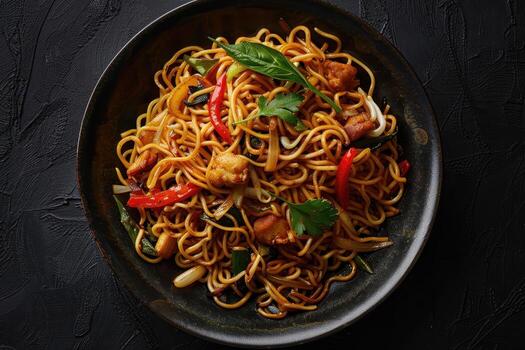 salteado tallarines con vegetales y carne en un negro cuenco foto
