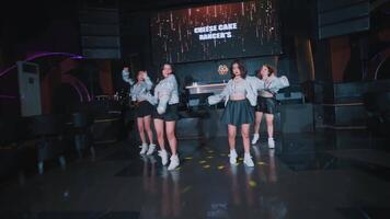 gruppo di giovane persone danza con gioia nel un' vivace discoteca con colorato luci e un' dinamico atmosfera video