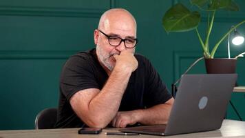 A professional male programmer brainstorms in a modern office. Perfect for themes of innovation, tech development, and collaborative problem-solving. video