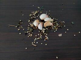 Creations with a combination of garlic, coriander and dried tea leaves photo