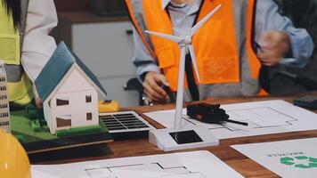 diverso squadra discutere mentre l'esame planimetria video