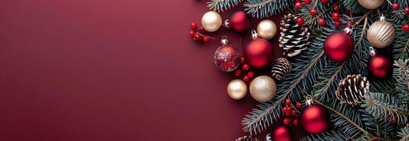 elegante Navidad decoraciones con adornos y pino conos en rojo antecedentes foto