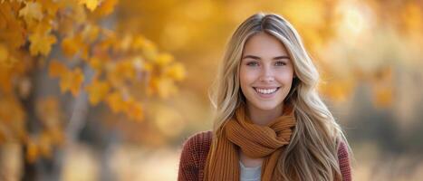 mujer sonriente en otoño follaje foto