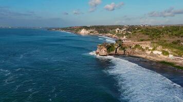 drone vue de littoral avec falaises et océan avec vagues dans bali video
