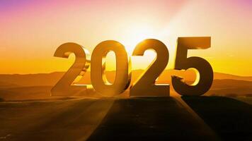 nuevo año celebracion. en contra el fondo de un maravilloso dorado puesta de sol el números 2025 estar fuera en sorprendentes contraste un símbolo de el paso de hora y el comienzo de un nuevo era. . video