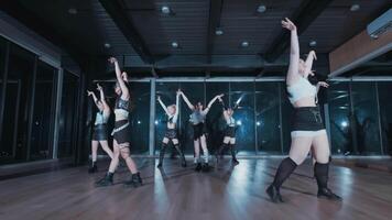dinámica danza actuación en moderno estudio video
