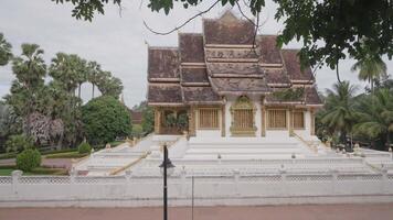 luang Prabang, Laos - - November 14, 2023 - - die Architektur von wat haw pha Knall Tempel, ist ein schön Buddhist Tempel im Gründe von das königlich Palast Museum video