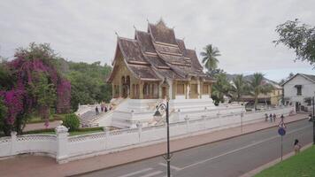 luang Prabang, Laos - - November 14, 2023 - - die Architektur von wat haw pha Knall Tempel, ist ein schön Buddhist Tempel im Gründe von das königlich Palast Museum video