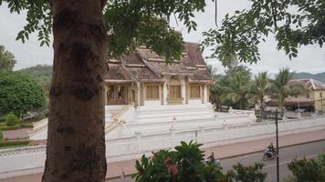 luang Prabang, Laos - - November 14, 2023 - - die Architektur von wat haw pha Knall Tempel, ist ein schön Buddhist Tempel im Gründe von das königlich Palast Museum video