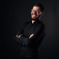 sonriente masculino ejecutivo en negro atuendo posando en tenuemente iluminado ambiente foto