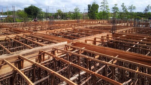 de madera marco secundario el haz estructura debajo construcción. foto