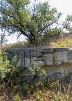 un antiguo abandonado Roca cantera dónde cáscara rock estaba minado para construcción, oriental Crimea foto