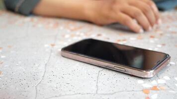 homem mão colheita acima inteligente telefone Móvel para receber uma ligar video