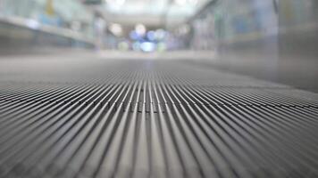 bajo ángulo ver en Moviente escalera mecánica en el aeropuerto mientras Moviente operando en moderno aeropuerto terminal Guías a salida portón video