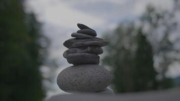 creando un sentido de serenidad hermosamente equilibrado Roca pilas en un pacífico natural ajuste video