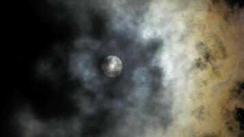 el lleno Luna crea un dramático y misterioso atmósfera debajo nubes en el noche cielo video